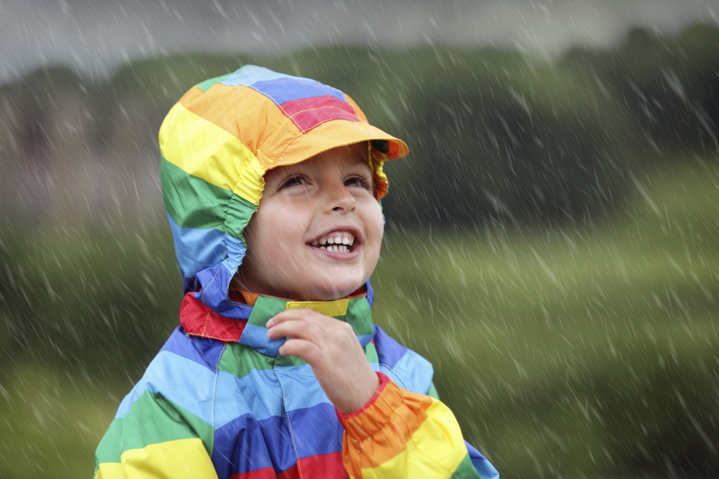 Portret otroka s pisano pelerino v dežju