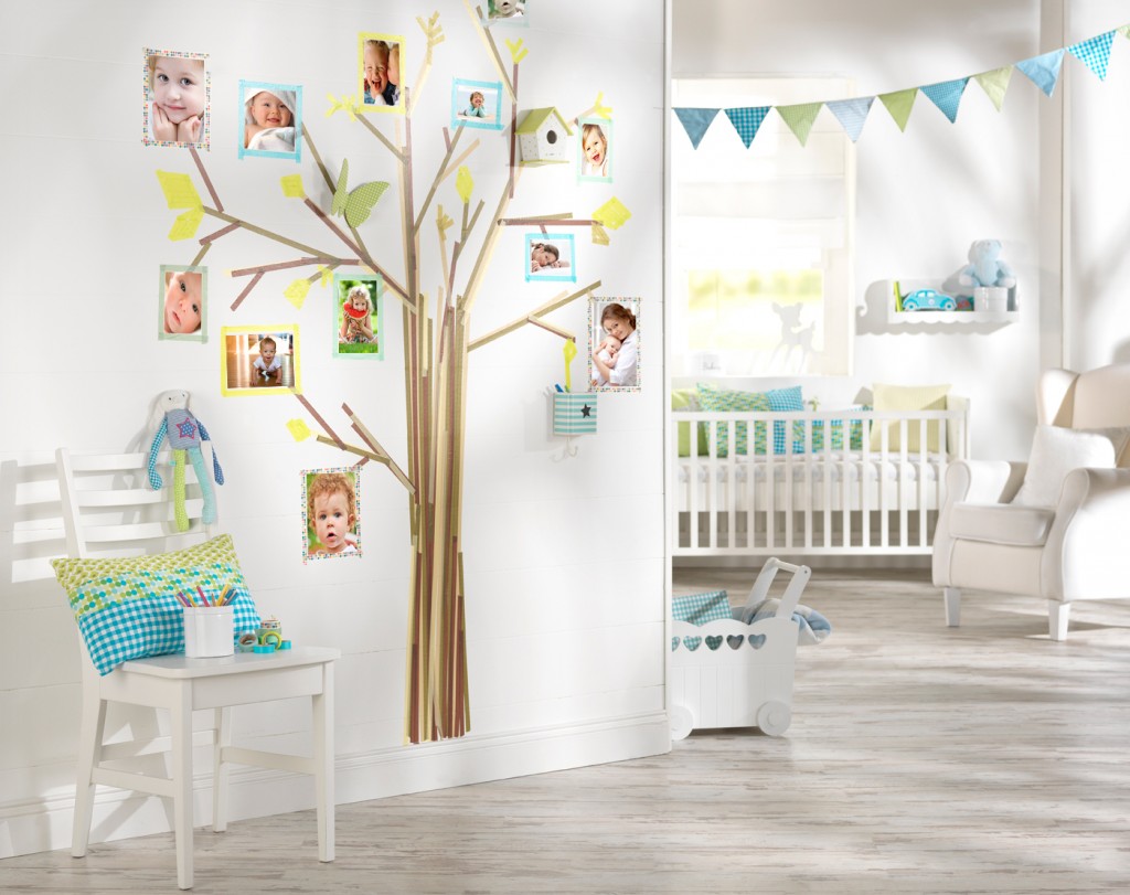 Drevo s foto nalepkami otrok, kot okras otroške sobe