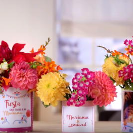 vaza iz pločevinke in foto nalepke s pisanim cvetjem